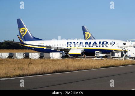 L'illustration montre des avions de Ryanair lors d'une grève des pilotes de la compagnie aérienne irlandaise à bas prix Ryanair en Belgique, le vendredi 10 août 2018 à l'aéroport de Charleroi (Bruxelles-Sud). Des pilotes de plusieurs pays, dont l'Allemagne, la Suède et les pays-Bas, sont en grève pour de meilleurs droits et la reconnaissance d'un syndicat. BELGA PHOTO VIRGINIE LEFOUR Banque D'Images