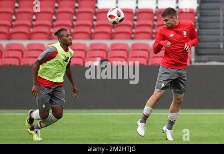 Samuel Bastien de Standard et Razvan Marin de Standard se battent pour le ballon lors d'une session d'entraînement de l'équipe belge de football Standard de Liège, lundi 13 août 2018 à Amsterdam, pays-Bas. L'équipe se prépare pour le retour de la troisième manche de qualification de la Ligue des champions de l'UEFA contre le club hollandais AFC Ajax. BELGA PHOTO VIRGINIE LEFOUR Banque D'Images