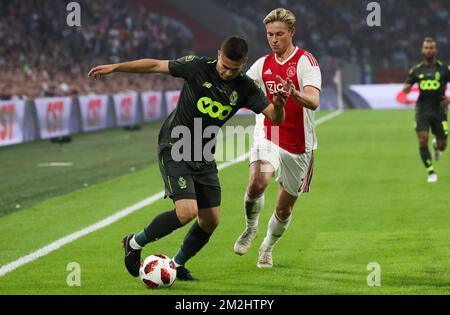 Le Razvan Marin de Standard et le Frenkie de Jong d'Ajax se battent pour le ballon lors d'un match de football entre le club hollandais AFC Ajax et l'équipe belge Standard de Liège, mardi 14 août 2018 à Amsterdam, aux pays-Bas, le pied de retour du troisième tour de qualification de la Ligue des champions de l'UEFA. La première jambe a donné lieu à un tirage de 2-2. BELGA PHOTO VIRGINIE LEFOUR Banque D'Images