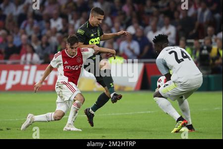 Nicolas Tagliafico d'Ajax et Razvan Marin de Standard se battent pour le ballon lors d'un match de football entre le club hollandais AFC Ajax et l'équipe belge Standard de Liège, mardi 14 août 2018 à Amsterdam, pays-Bas, le pied de retour du troisième tour de qualification de la Ligue des champions de l'UEFA. La première jambe a donné lieu à un tirage de 2-2. BELGA PHOTO VIRGINIE LEFOUR Banque D'Images