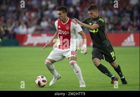 Le Dusan Tadic d'Ajax et le Razvan Marin de Standard combattent pour le ballon lors d'un match de football entre le club hollandais AFC Ajax et l'équipe belge Standard de Liège, mardi 14 août 2018 à Amsterdam, aux pays-Bas, le pied de retour du troisième tour de qualification de la Ligue des champions de l'UEFA. La première jambe a donné lieu à un tirage de 2-2. BELGA PHOTO VIRGINIE LEFOUR Banque D'Images