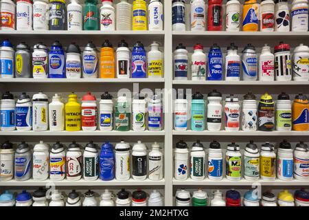 Bidons / bouteilles d'eau dans le Centrum ronde van Vlaanderen / Tour de Flandre Centre, musée dédié aux courses de vélo routier, Oudenaarde, Belgique | Centrum ronde van Vlaanderen, musée consacré au Tour des Flandres et au vélo en général à Audenarde, Belgique 13/08/2018 Banque D'Images