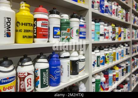 Bidons / bouteilles d'eau dans le Centrum ronde van Vlaanderen / Tour de Flandre Centre, musée dédié aux courses de vélo routier, Oudenaarde, Belgique | Centrum ronde van Vlaanderen, musée consacré au Tour des Flandres et au vélo en général à Audenarde, Belgique 13/08/2018 Banque D'Images