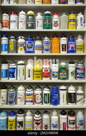 Bidons / bouteilles d'eau dans le Centrum ronde van Vlaanderen / Tour de Flandre Centre, musée dédié aux courses de vélo routier, Oudenaarde, Belgique | Centrum ronde van Vlaanderen, musée consacré au Tour des Flandres et au vélo en général à Audenarde, Belgique 13/08/2018 Banque D'Images