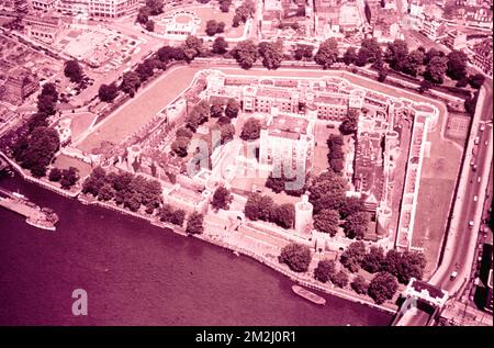 Vue aérienne de la Tour de Londres, Royaume-Uni 1960s Banque D'Images