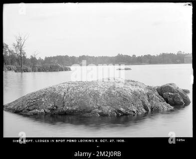 Service de distribution, réservoir de l'étang de spot à faible service, crêtes, vers l'est, Stoneham, Mass., 27 octobre 1908 , ouvrages d'eau, réservoirs, structures de distribution d'eau, guano Banque D'Images