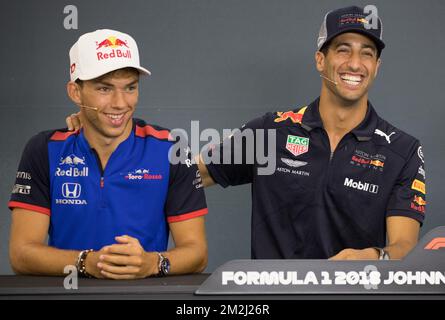 Pierre Gasly, pilote français de Toro Rosso, et Daniel Ricciardo, pilote australien de Red Bull, ont été photographiés lors d'une conférence de presse, dans le cadre des préparatifs de la course du Grand Prix de Belgique de Formule 1 de Spa-Francorchamps, à Spa-Francorchamps, jeudi 23 août 2018. BELGA PHOTO BENOIT DOPPAGNE Banque D'Images