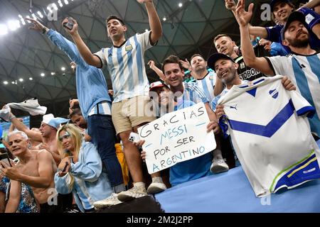 Jubilation, joie, excitation des fans argentins, fans de football, célébration de l'entrée dans la finale. Merci à Messi. Demi-finale, demi-finale 61, Argentine (ARG) - Croatie (CRO) 3-0 sur 13 décembre 2022, coupe du monde de football du stade Lusail 20122 au Qatar, de 20 novembre. - 18.12.2022 ? Banque D'Images