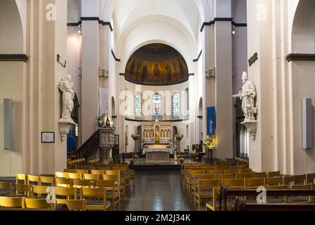 Intérieur de l'église néo-romane de St Remacle / Église notre-Dame et Saint Remacle de Spa dans la ville Spa, Liège, Belgique | Église notre-Dame et Saint Remacle de Spa dans la ville de Spa, Liége, Belgique 23/08/2018 Banque D'Images