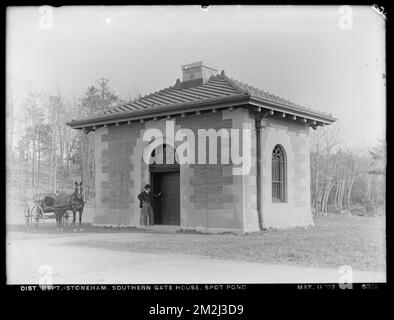 Service de distribution, réservoir de l'étang de spot à faible service, maison de passerelle du Sud, Stoneham, Massachusetts, 11 mai, 1903 , ouvrages d'eau, réservoirs, structures de distribution d'eau, portier Banque D'Images