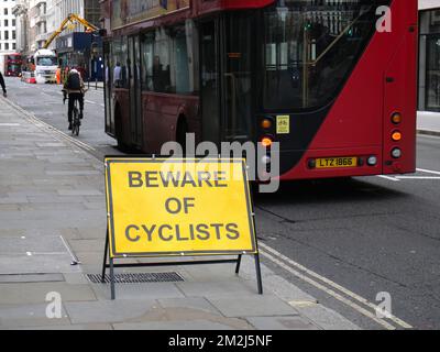 Un panneau d'avertissement sur une rue de la ville qui lit « attention des cyclistes » Banque D'Images