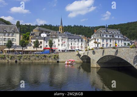 Pédalo avec des touristes passant sous le pont Pont de Liège dans la ville de Bouillon en été, province de Luxembourg, Ardennes belges, Belgique | Pédalo sous le Pont de Liège sur le Semois à Bouillon, Luxembourg, Ardennes, Belgique 27/08/2018 Banque D'Images