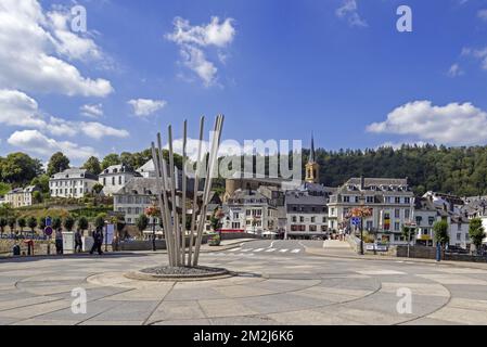 Rond-point et pont Pont de Liège dans la ville de Bouillon en été, province de Luxembourg, Ardennes belges, Belgique | rond-point devant le Pont de Liège à Bouillon en été, Luxembourg, Ardennes, Belgique 28/08/2018 Banque D'Images