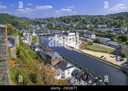 Vue aérienne depuis le Château de Bouillon Château sur la ville de Bouillon et le fleuve Semois, province de Luxembourg, Ardennes belges, Belgique | vue aérienne depuis le Château de Bouillon sur le Semois et la ville de Bouillon en été, Luxembourg, Ardennes, Belgique 28/08/2018 Banque D'Images