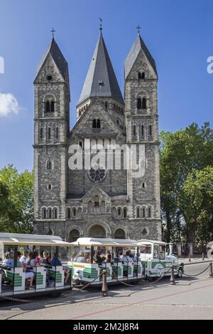 Touristes en petit train touristique devant le Temple neuf, Église réformée néo-romane protestante dans la ville Metz, Moselle, Lorraine, France | Temple neuf / Temple nouveau protestant à Metz, Moselle, Lorraine, France 29/08/2018 Banque D'Images