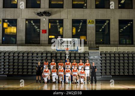 (Rang supérieur G-D) : entraîneur adjoint Jill Lorent, Ibrahima Fall Faye, Haris Delalic, Brandan Stith, Rogiers Roby, Lucien Sissoko de Louvain, Rafael Bogaerts de Louvain, Maxime Gaudoux de Louvain, Eddy Casteels, entraîneur en chef de Louvain, (rangée inférieure L-R : Cedric Blanchart, Solly Stansbury, Thibaut Vervoort, Anthony Lambot de Louvain, Seppe Despalier de Louvain et Joris Fauconnier posent pour le photographe lors d'un photoshoot de l'équipe belge de basket-ball Leuven porte devant la Ligue des EuromMillions 2018-2019, le mercredi 05 septembre 2018 à Ostende. BELGA PHOTO JASPER JACOBS Banque D'Images