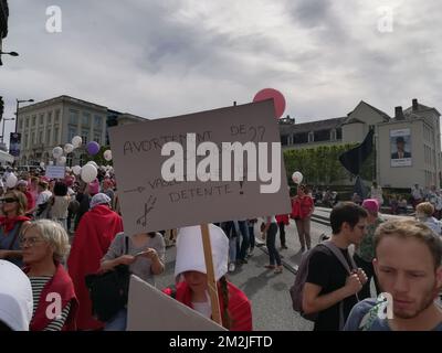 Un manifestant vêtu d'une « handmaiden » de la série télévisée populaire « The Handmaid's Tale » porte un panneau qui se lit comme « Avortement de confort ? Vasectomie de détente lors d'une manifestation pro avortement organisée par le collectif des 350 à Bruxelles, le dimanche 09 septembre 2018. Les participants exigent que l'avortement soit correctement dépénalisé et devienne un droit pour les femmes. Ils prétendent que le changement à venir de la loi sur l'avortement ne va pas assez loin. BELGA PHOTO ANTONY GEVAERT Banque D'Images