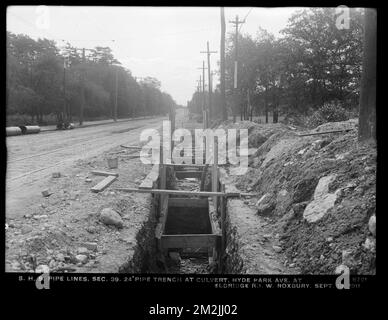 Service de distribution, Southern High Service Pipe Lines, section 39, tranchée de 24 pouces à ponceau, Hyde Park Avenue à Eldridge Road, West Roxbury, Mass., 13 septembre 1911 , travaux d'eau, conduites de tuyaux, sites de construction Banque D'Images