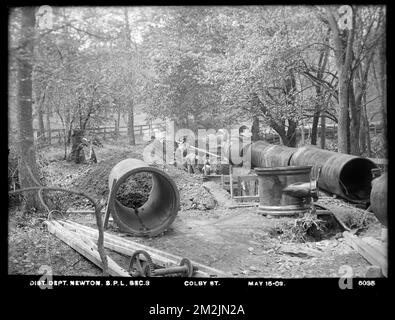 Service de distribution, conduites d'alimentation, section 3, rue Colby, Newton, Masse, 15 mai 1903 , travaux d'eau, conduits de tuyaux, chantiers de construction Banque D'Images