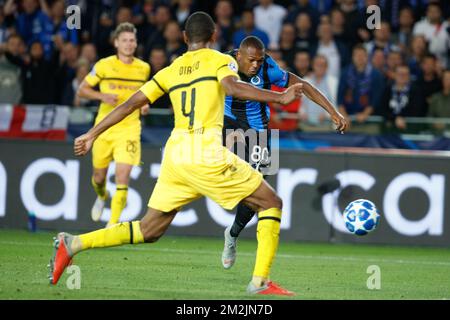 Abdou Diallo de Dortmund et lois Openda du Club se battent pour le ballon lors d'un match entre l'équipe belge de football Club Brugge KV et le club allemand Borussia Dortmund, à Bruges, mardi 18 septembre 2018, premier jour de la Ligue des champions de l'UEFA, dans le groupe A. BELGA PHOTO KURT DESPLENTER Banque D'Images