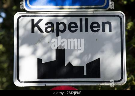 L'illustration montre le nom de la municipalité de Kapellen sur un panneau routier, jeudi 20 septembre 2018. BELGA PHOTO KRISTOF VAN ACCOM Banque D'Images