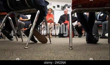 La reine Mathilde de Belgique et le cardinal Timothy Dolan visitent le lycée de la cathédrale toutes filles lors de la session de 73th de l'Assemblée générale des Nations Unies (AGNU 73), à New York (États-Unis d'Amérique), le mardi 25 septembre 2018. BELGA PHOTO BENOIT DOPPAGNE Banque D'Images