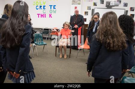 La reine Mathilde de Belgique et le cardinal Timothy Dolan visitent le lycée de la cathédrale toutes filles lors de la session de 73th de l'Assemblée générale des Nations Unies (AGNU 73), à New York (États-Unis d'Amérique), le mardi 25 septembre 2018. BELGA PHOTO BENOIT DOPPAGNE Banque D'Images