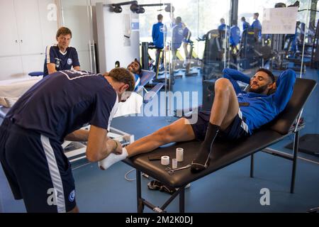 Matti Mortier, physiothérapeute de Gent, et Dylan Bronn de Gent, photographiés lors d'une séance de formation de l'équipe belge de football KAA Gent, le jeudi 27 septembre 2018, à Gent. BELGA PHOTO JASPER JACOBS Banque D'Images