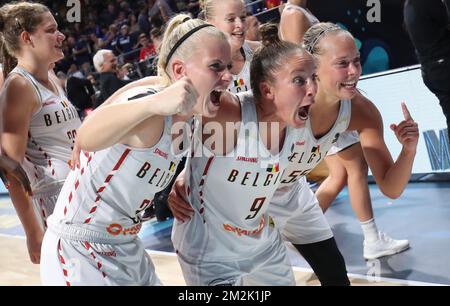 Les Cats belges Julie Vanloo, les Cats belges Marjorie Carpreaux et les Cats belges Julie Allemand célèbrent après avoir remporté un match de basket-ball entre l'équipe nationale belge 'les Cats Belges' et la France, dans les quarts de finale de la coupe du monde de basket-ball des femmes FIBA, à Tenerife, Espagne, le vendredi 28 septembre 2018. BELGA PHOTO VIRGINIE LEFOUR Banque D'Images