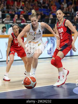 Les Cats belges Kim Mestdagh et US Diana Taurisi se battent pour le ballon lors d'un match de basket-ball entre l'équipe nationale belge 'les Cats Belges' et les Etats-Unis, dans les demi-finales de la coupe du monde de basket-ball des femmes FIBA, à Tenerife, Espagne, le samedi 29 septembre 2018. BELGA PHOTO VIRGINIE LEFOUR Banque D'Images