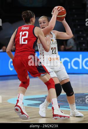 DIANA Taurirasi et les Cats belges Hanne Mestdagh se battent pour le ballon lors d'un match de basket-ball entre l'équipe nationale belge « les Cats belges » et les Etats-Unis, en demi-finale de la coupe du monde de basket-ball des femmes FIBA, à Ténérife, Espagne, le samedi 29 septembre 2018. BELGA PHOTO VIRGINIE LEFOUR Banque D'Images