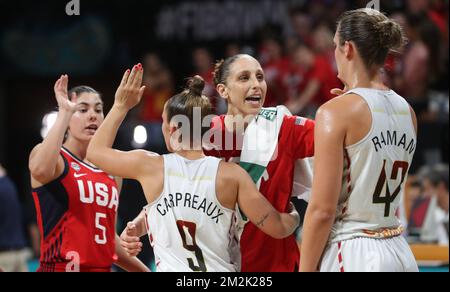 US' Kelsey Plum, Belgian Cats Marjorie Carpreaux, US' Diana Taurasi et Belgian Cats Jana Raman photographiés après un match de basket-ball entre l'équipe nationale belge 'les Cats Belges' et les Etats-Unis, en demi-finale de la coupe du monde de basket-ball féminin FIBA, à Tenerife, Espagne, le samedi 29 septembre 2018. BELGA PHOTO VIRGINIE LEFOUR Banque D'Images