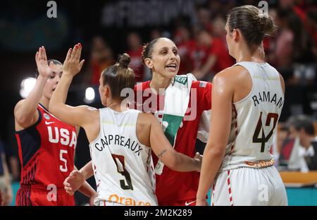 US' Kelsey Plum, Belgian Cats Marjorie Carpreaux, US' Diana Taurasi et Belgian Cats Jana Raman photographiés après un match de basket-ball entre l'équipe nationale belge 'les Cats Belges' et les Etats-Unis, en demi-finale de la coupe du monde de basket-ball féminin FIBA, à Tenerife, Espagne, le samedi 29 septembre 2018. BELGA PHOTO VIRGINIE LEFOUR Banque D'Images