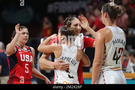 US' Kelsey Plum, Belgian Cats Marjorie Carpreaux, US' Diana Taurasi et Belgian Cats Jana Raman photographiés après un match de basket-ball entre l'équipe nationale belge 'les Cats Belges' et les Etats-Unis, en demi-finale de la coupe du monde de basket-ball féminin FIBA, à Tenerife, Espagne, le samedi 29 septembre 2018. BELGA PHOTO VIRGINIE LEFOUR Banque D'Images