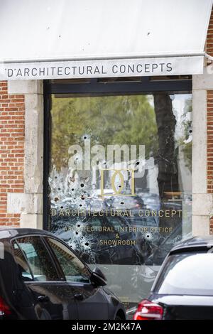 L'illustration montre les trous de balles au bureau 'd' architectural concepts le long de Vlaamsekaai à Anvers, lundi 01 octobre 2018. La nuit, il y avait des feux de canon et une vingtaine de balles dans les fenêtres. Ce cul-de-lit est lié au cas de Dennis T., un hooligan du club de football Royal Antwerp FC, qui est en prison. BELGA PHOTO WIM KEMPENAERS Banque D'Images