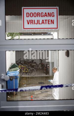 L'illustration montre la police judiciaire sur place de la maison d'étudiant (environ 30 chambres) appelée Vlaskot, dans la rue Oude Vestingstraat à Kortrijk, où un corps mort a été trouvé dans l'ascenseur, lundi 01 octobre 2018. BELGA PHOTO KURT DESPLENTER Banque D'Images