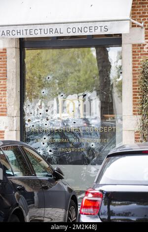 L'illustration montre les trous de balles au bureau 'd' architectural concepts le long de Vlaamsekaai à Anvers, lundi 01 octobre 2018. La nuit, il y avait des feux de canon et une vingtaine de balles dans les fenêtres. Ce cul-de-lit est lié au cas de Dennis T., un hooligan du club de football Royal Antwerp FC, qui est en prison. BELGA PHOTO WIM KEMPENAERS Banque D'Images