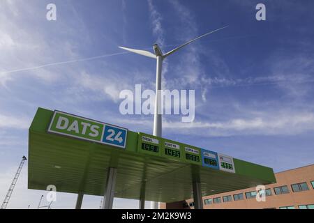 L'illustration montre la station de remplissage Dats 24 lors de l'inauguration de la première station de remplissage d'hydrogène entièrement intégrée, au Groupe Colruyt à Halle, le lundi 08 octobre 2018. BELGA PHOTO THIERRY ROGE Banque D'Images