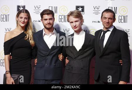 Nora Monsecour, réalisateur Lukas Dhont, acteur Victor Polster et Arieh Worthalter photographiés lors de l'ouverture du festival de cinéma 45th 'film Fest Gent' à Gent, avec le film belge 'Girl' du réalisateur Lukas Dhont, mardi 09 octobre 2018. BELGA PHOTO NICOLAS MATERLINCK Banque D'Images