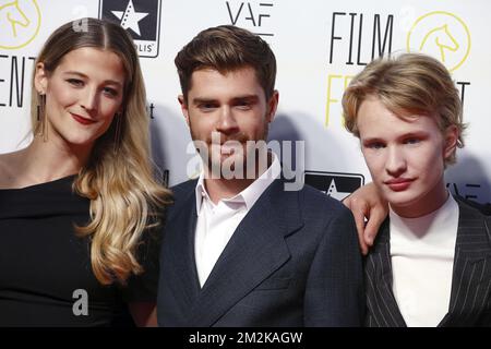 Nora Monsecour, le réalisateur Lukas Dhont et l'acteur Victor Polster photographiés lors de l'ouverture du festival de film 45th 'film Fest Gent', à Gand, avec le film belge 'Girl' du réalisateur Lukas Dhont, mardi 09 octobre 2018. BELGA PHOTO NICOLAS MATERLINCK Banque D'Images