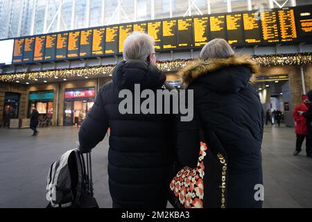 Les passagers voient les panneaux de départ à la gare de Kings Cross à Londres lors d'une grève des membres du syndicat des chemins de fer, des Maritimes et des Transports (RMT), dans le cadre d'une dispute de longue date sur les emplois et les pensions. Date de la photo: Mercredi 14 décembre 2022. Banque D'Images