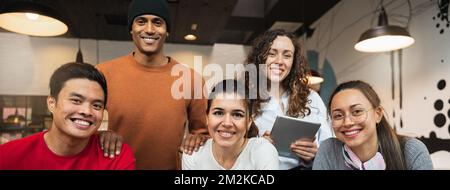 Bandeau horizontal ou en-tête travail, apprentissage, personnes, ordinateur portable, université, sourire, éducation, ethnicité, étudier, groupe, jeunes, étudiants, diversité, heureux Banque D'Images