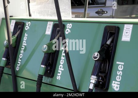 L'illustration montre les nouvelles étiquettes pour le diesel et l'essence dans une station de remplissage à Lierde, dimanche 14 octobre 2018. À partir du 12 octobre, les étiquettes de carburant diesel, d'essence et de gaz seront remplacées par les nouvelles étiquettes uniformes dans l'UE, la Suisse, la Norvège, l'Islande, le Liechtenstein, Macédoine, Serbie et Turquie. BELGA PHOTO NICOLAS MATERLINCK Banque D'Images