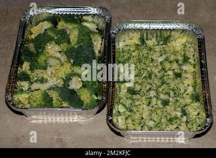 morceaux de brocoli photo dans un plat de cuisson jetable Banque D'Images