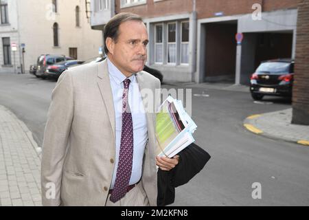 L'avocat Jean-Philippe Mayence, Dejan Veljkovic, défenseur du football, arrive à la salle du conseil, au palais de justice de Tongeren, le mardi 16 octobre 2018. Plusieurs suspects dans le cadre d'une vaste enquête sur l'évasion fiscale, le blanchiment d'argent et la possibilité de fixer des matchs dans le cadre d'une compétition belge de football de première division apparaissent aujourd'hui devant la salle du conseil. BELGA PHOTO JASPER JACOBS Banque D'Images