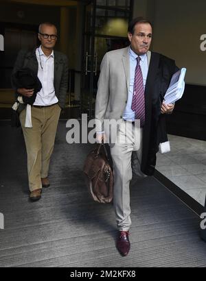 L'avocat Hans Rieder, l'arbitre défenseur Bart Vertenten et l'avocat Jean-Philippe Mayence, l'agent défenseur du football Dejan Veljkovic quittent la salle du conseil, au palais de justice de Tongeren, mardi 16 octobre 2018. Plusieurs suspects dans le cadre d'une vaste enquête sur l'évasion fiscale, le blanchiment d'argent et la possibilité de fixer des matchs dans le cadre d'une compétition belge de football de première division apparaissent aujourd'hui devant la salle du conseil. BELGA PHOTO JASPER JACOBS Banque D'Images