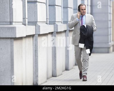 L'avocat Jean-Philippe Mayence, Dejan Veljkovic, défenseur du football, quitte la salle du conseil, au palais de justice de Tongeren, mardi 16 octobre 2018. Plusieurs suspects dans le cadre d'une vaste enquête sur l'évasion fiscale, le blanchiment d'argent et la possibilité de fixer des matchs dans le cadre d'une compétition belge de football de première division apparaissent aujourd'hui devant la salle du conseil. BELGA PHOTO JASPER JACOBS Banque D'Images