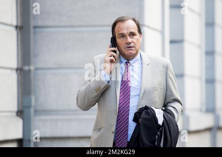 L'avocat Jean-Philippe Mayence, Dejan Veljkovic, défenseur du football, parle sur son téléphone mobile, devant la salle du conseil, au palais de justice de Tongeren, mardi 16 octobre 2018. Plusieurs suspects dans le cadre d'une vaste enquête sur l'évasion fiscale, le blanchiment d'argent et la possibilité de fixer des matchs dans le cadre d'une compétition belge de football de première division apparaissent aujourd'hui devant la salle du conseil. BELGA PHOTO JASPER JACOBS Banque D'Images