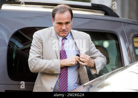 L'avocat Jean-Philippe Mayence, l'agent de football défenseur Dejan Veljkovic photographié à l'extérieur de la salle du conseil, au palais de justice de Tongeren, mardi 16 octobre 2018. Plusieurs suspects dans le cadre d'une vaste enquête sur l'évasion fiscale, le blanchiment d'argent et la possibilité de fixer des matchs dans le cadre d'une compétition belge de football de première division apparaissent aujourd'hui devant la salle du conseil. BELGA PHOTO JASPER JACOBS Banque D'Images