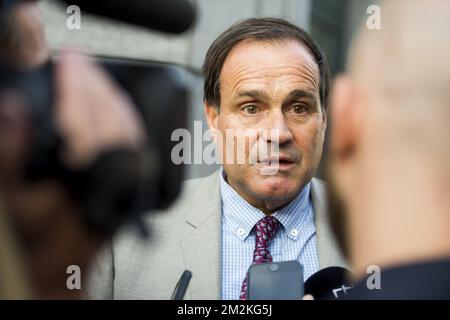 L'avocat Jean-Philippe Mayence, l'agent de football défenseur Dejan Veljkovic photographié après la salle du conseil, au palais de justice de Tongeren, mardi 16 octobre 2018. Plusieurs suspects dans le cadre d'une vaste enquête sur l'évasion fiscale, le blanchiment d'argent et la possibilité de fixer des matchs dans le cadre d'une compétition belge de football de première division apparaissent aujourd'hui devant la salle du conseil. BELGA PHOTO JASPER JACOBS Banque D'Images